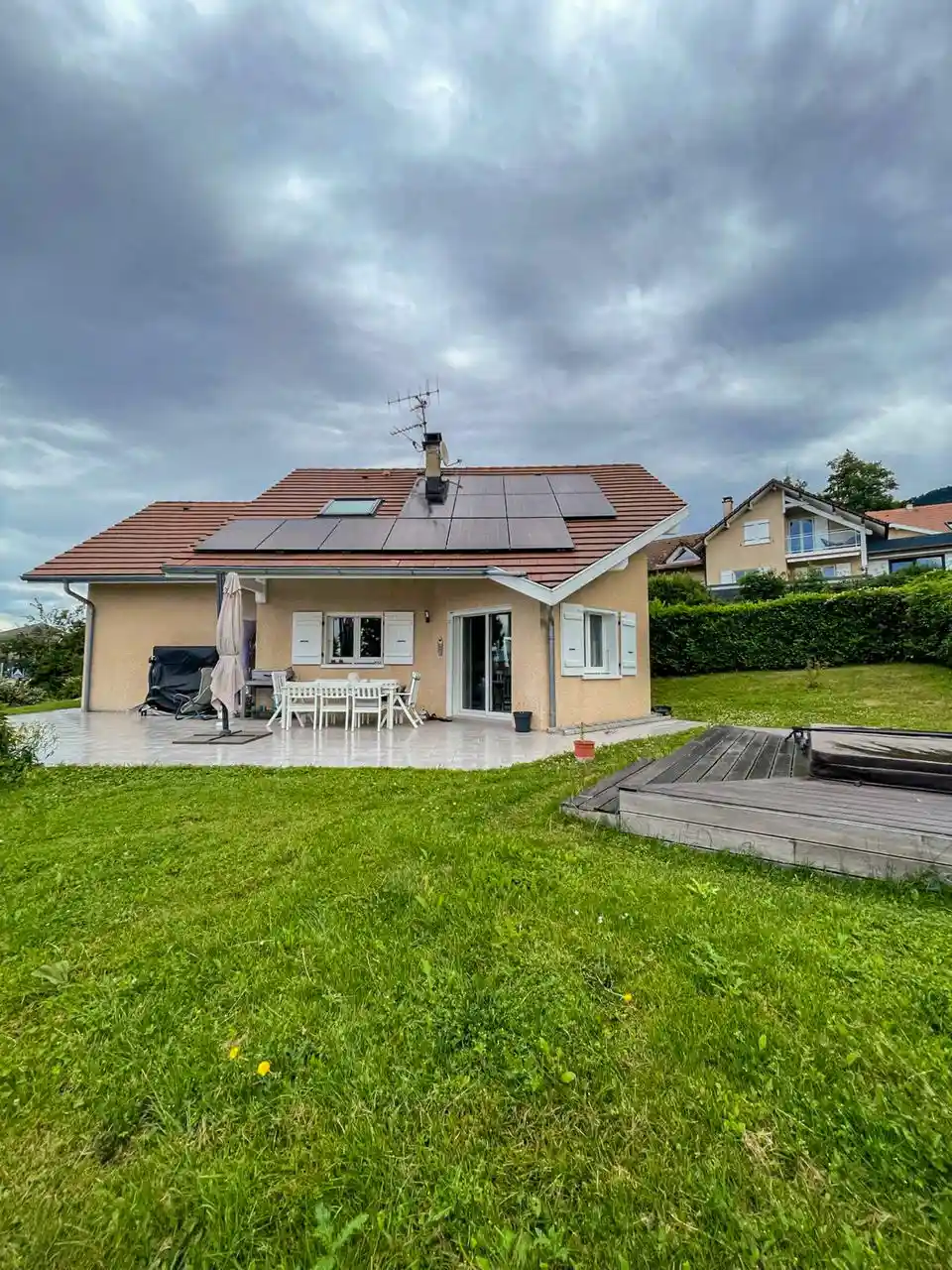 panneaux photovoltaïques sur la toiture d'une maison