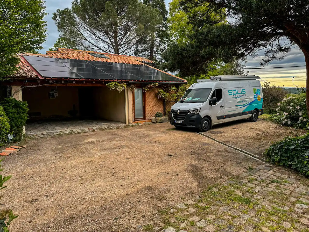 panneaux photovoltaïques sur la toiture d'un garage