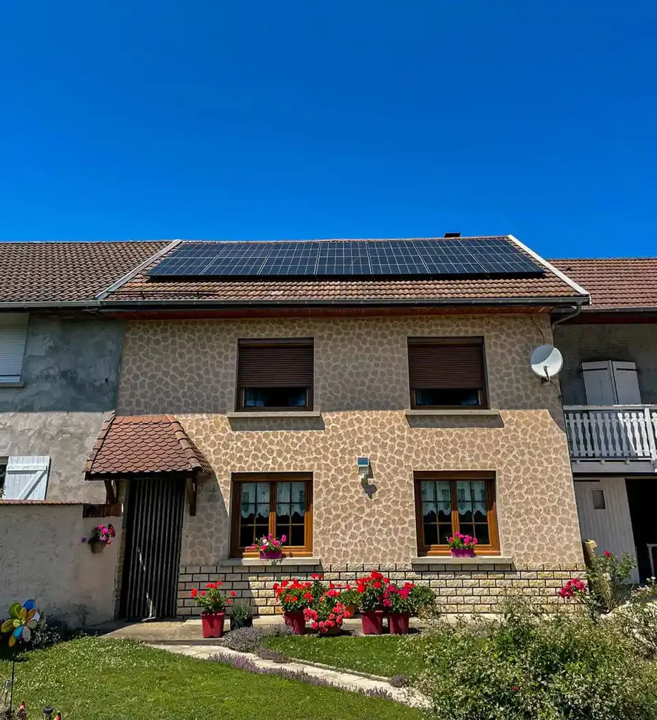 panneaux photovoltaïques sur la toiture d'une maison