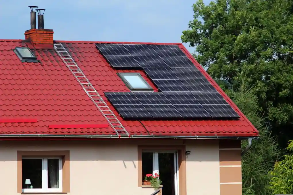 panneaux photovoltaïques sur une toiture rouge